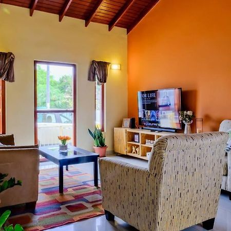 Iona'S Home: Vibrant 2Bedroom Home Near Вилемстад Екстериор снимка