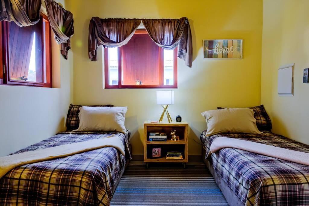 Iona'S Home: Vibrant 2Bedroom Home Near Вилемстад Екстериор снимка