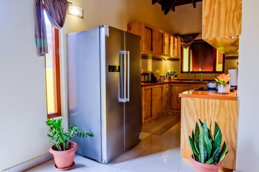 Iona'S Home: Vibrant 2Bedroom Home Near Вилемстад Екстериор снимка